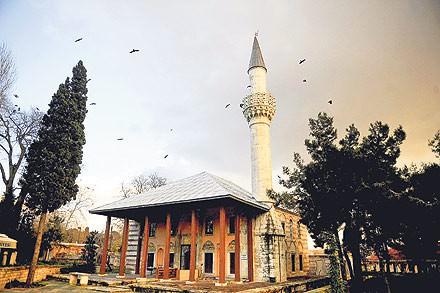 Takkeci İbrahim Ağa Camii: Mimar Sinan tarafından inşa edilen cami Topkapı'da bulunuyor. Rivayetlere göre: 1500'lü yıllarda Topkapı surlarının dibinde, küçük bir kulübede fakir bir takkeci yaşarmış. Hayattaki en büyük isteği bir cami yaptırmakmış ancak takke satarak ekmeğini bile zor kazanırmış. İbrahim Efendi adındaki bu takkeci, bir gün rüyasında bir zat görür. Bu zat ona "Rızkın iki salkım üzümdedir, Bağdat'a git." der.