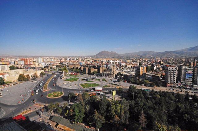 <p><strong>Kayseri</strong></p>

<p>2015 nüfusu: 1.341.056 kişi.</p>

<p>2016 nüfusu: 1.358.980 kişi.</p>

<p>Değişim(%): 1,33</p>
