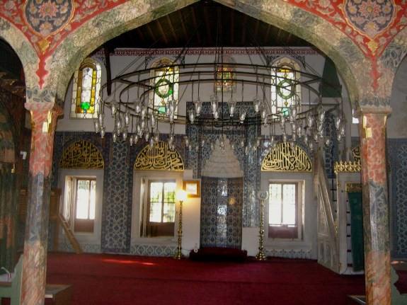 Aynı rüyayı üç kez gören İbrahim Efendi, "Herhalde bize yol göründü!" diyerek yola koyulur. Bağdat'a vardığında onun kuru ekmek yediğini gören bir hancı, İbrahim Efendi'ye acıyarak kapının önündeki asmadan iki salkım üzüm kopartır ve İbrahim Efendi'ye verir. Ardından İbrahim Efendi'ye nereden geldiğini sorar. İbrahim Efendi de durumu anlatır. Hancı, "Bir rüya için buralara gelinir mi? Ben de rüyamda İstanbul'da, Topkapı'da yaşayan bir İbrahim Efendi'nin kulübesinin altında iki küp altın görüyorum. Ama altın için bile oralara gitmedim, sen iki salkım üzüm için buralara geliyorsun." der.