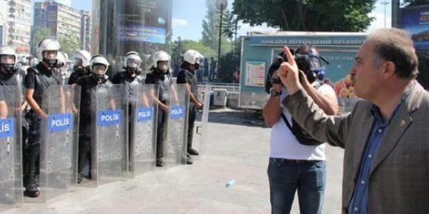 <p>CHP Ankara Milletvekili Levent Gök, polise ağza alınmayacak küfürler sarf etti. Ankara'daki eylemler sırasında polise ettiği küfür tepki çekerken, CHP'liler ise Gök'ün, ağır tahrik ve saldırı altında istenmeyen sözler ettiğini savundu. </p>