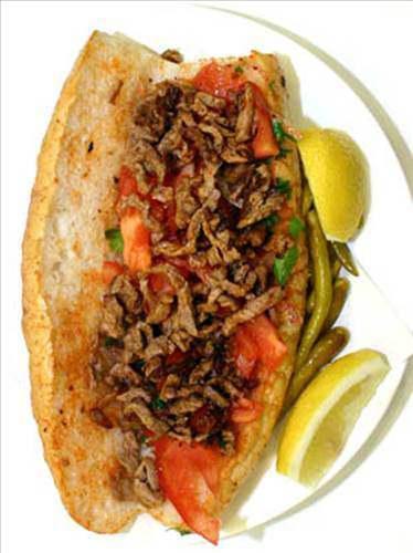 <p>MERSİN Tantuni, etin kuşbaşı halinde doğrandıktan sonra, önce haşlanıp sonra kavrulmasıyla yapılan bir çeşit dürümdür. Her ne kadar basit tarifli bir yemek gibi görünse de, önemini, şehrin hemen her köşesinde bulunan tantuni lokantalarından anlayabilirsiniz. Canınız tatlı çekerse, Antakya’da yapılandan farklı bir tarifle hazırlanan künefeyi önerebiliriz. Ayrıca topalak çorbası, fındık lahmacun, saç kavurma da meşhur yemeklerindendir. Meşhur tatlıları ise cezeyre ve kerebicidir. Şalgam içmeden Mersin'den çıkılmaz.</p>