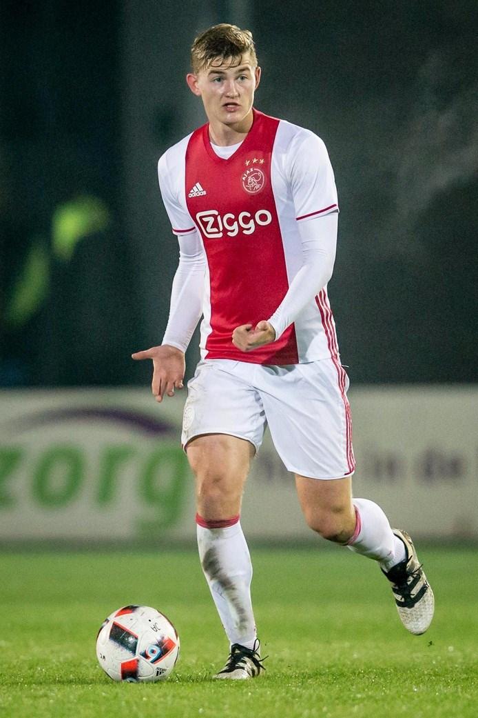 <p>Matthijs de Ligt<br />
Takım: Ajax<br />
Ülke: Hollanda</p>