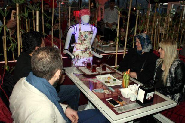 <p>Robotik teknolojiler üzerine yaptıkları çalışmaların bu kafe sayesinde görülebileceğini ifade eden Akın, "Kafe istenilen yemeğin yenilip içeceğin içilebileceği, robotların hizmet ettiği bir robotik uygulama merkezidir.</p>
