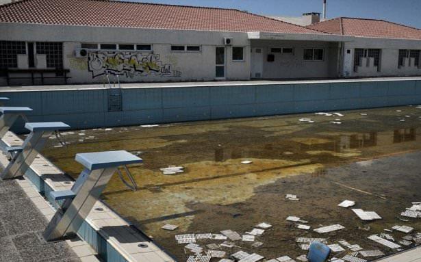 <p>2004 yılında Yunanistan'da düzenlenen olimpiyat oyunları için yapılan tesislerin şimdiki hali görenleri şaşkına çeviriyor. 9 milyar euro harcanan tesisler artık kullanılamaz halde.</p>
