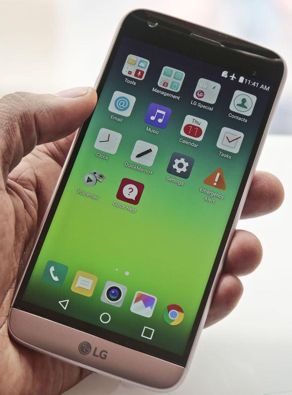 <p>LG kameralarıyla her zaman adından göz ettiren telefonları pşyasaya sürmeyi başarıyor. LG G5 özellikle geniş açı ve f1.8 diyafram açıklığıyla iyi iş çıkartıyor. LG G5'in üst kenarında kulaklık girişi görüyoruz, alt kısımda da <strong>USB Type-C</strong> portu ve hoparlör yer alıyor. MicroSD ve SIM kart slotları telefonun sağ kenarında bir çekmece içinde kendine yer buluyor.</p>
