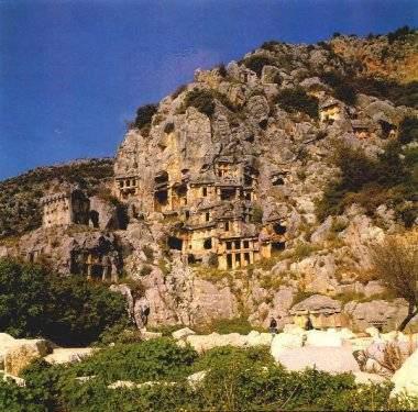 <p>Uluslararası üne sahip Uluslararası bir üne sahip Demre'de Noel Baba Kilisesi, Myra antik kentinin dağa ustalıkla oyulmuş kaya mezarları görülmeye değer yerler. Kaş'a 40 km. mesafede bulunuyor.</p>