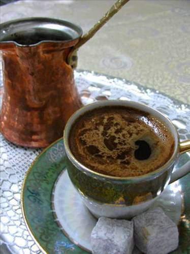 <p>İSTANBUL İstanbul mutfağı, Dünyanın önde gelen mutfaklarındandır. İmparatorluk başkenti olan kente ülkenin her yanından gelen malzemeler, ustalar, tarzlar, ve lezzetler Osmanlı Türk mutfağının ortaya çıkmasına neden olmuştur. İmparatorluk mutfağının devamı olan ve yeni tatlara açık olan Osmanlı mutfağı her gün zenginleşmektedir.İstanbul mutfağında, kuzu, koyun veya dana etine ilave edilen çeşitli sebzeler esas yemeklerdir. Pilav, börek çeşitleri, bulgur, kuru fasulye, zengin zeytinyağlı sebzeler yan öğünler olarak servis yapılır. Köfte ve şiş kebabı, döner kebap veya acılı, yoğurtlu, patlıcanlı diğer kebap çeşitlerinin makbulleri özel kebapçılarda bulunur. Hamur tartları, baklava, kadayıf ve benzerlerinin hakiki lezzetlisi, bu işi bazen birkaç nesildir devam ettiren küçük dükkanlardan temin edilir.İstanbul'da da çeşitli milletlerin lokantaları mevcuttur. Fast-food, hızlı atıştırma servisi veren çok sayıda mekan mevcuttur. Ancak lezzetli yöresel yemekler tipik lokantalarda tadılır. Her ikisi de süt rengindedir.Meşhur Türk Kahvesi, küçük fincanlarda sade veya şekerli misafirlere her firsatta ikram edilir. "Bir fincan kahvenin 40 yil hatırı vardır" sözü kahvenin Türkler tarafından bilinen kıvamı ile kullanılmaya başlandığı 16. yüzyıldan beri söylenmektedir.</p>