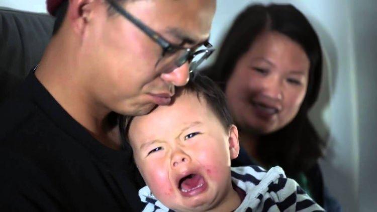 <p>1- Uçakta bebeklerde yaşanan sorunlardan birisi de ağlayarak çevresindekilere rahatsızlık vermeleridir.</p>

