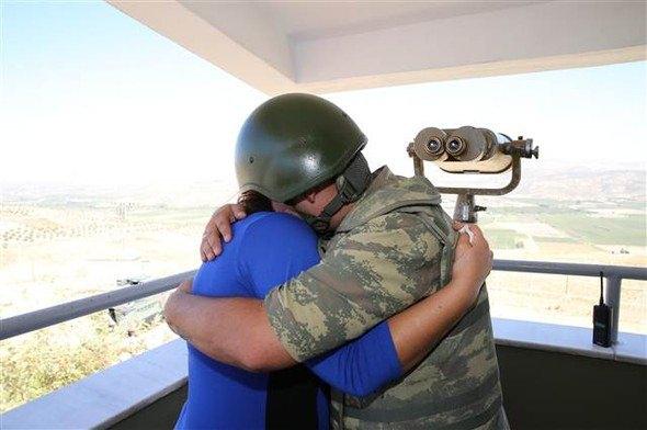 <p>Gözetleme kulesinde nöbet tutan Piyade Er Mutlu Binbaşı Kapçak'a tekmil verdiği sırada Mutlu'nun annesi Hatice Güler, oğlunun yanına giderek sarıldı.</p>