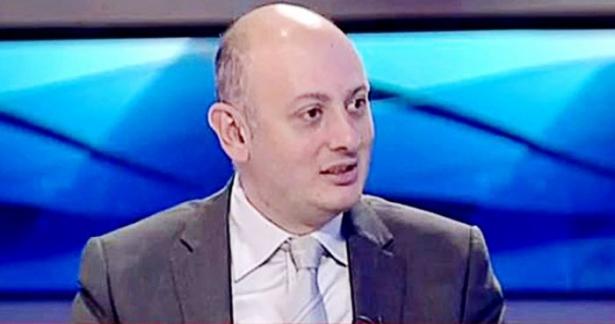 <p><strong>Mert Aydın: Panik bitirdi</strong></p>

<p>Dün gece ilk yarının son düdüğü çaldığında şöyle bir değerlendirme yapabilirdik; Fenerbahçe yediği gol ve Pereira'nın atılışı dışında sıkıntılı bir durumda değildi.Braga erken bir gol bulmasına rağmen oyunu domine edemiyordu. Fenerbahçe tarafında hakemle sert diyalogların artması endişe vericiydi. Hücumda topu savunmanın arkasına her geçirdiğinde Fenerbahçe etkili oluyordu. Nitekim turun kapısını açacak gol de gelmişti.<br />
<br />
Aslında ikinci yarıda da işler ilk maçtakine ve ilk yarıdakine benzer şekilde gidiyordu.<br />
Bolly'nin duran topta bulduğu kafa dışında rakip fazla tehditkar da görünmüyordu.<br />
Ama galiba bu arada bir yolunu bulup maçı öldürmeliydi Fenerbahçe.<br />
Nani'nin kaçırdığı gol belki de turun gittiği andı.<br />
<br />
<strong>Psikoloji ligi etkiler!</strong><br />
<br />
Hakem Bebek'in sonsuza dek tartışılacak penaltısı ve Mehmet Topal'ın atılışı maçı diğer tarafa götürdü. 2-1 de Fenerbahçe için tur anlamına geliyordu.<br />
<br />
Ancak kenarda Pereira'nın yokluğunun da etkisiyle sarı-lacivertliler tam bir panik havası içinde kalesine gömüldü.<br />
<br />
Kalesine gömülen bir kişi eksik takıma karşı da Braga'nın gol atması uzun sürmedi.<br />
Sonrasıysa Fenerbahçe'nin kendi oyun planından tamamen çıkıp Braga'nın farkı açmasıydı. Alper'in atılışı da tuz biber ekti.<br />
<br />
Dün akşamın en büyük hayal kırıklıkları, ilk gol ofsayt olsa da adamını kaçıran Alves ve hücumda yine top ezme günlerine geri dönen Diego'ydu. Pereira, sahada kalabilse Fenerbahçe o paniği yaşar mıydı? Bunu da bilemeyeceğiz.<br />
<br />
Fenerbahçe'nin Avrupa rüyası bitti.<br />
<br />
Rüyadan uyandığında odaklanması gereken bir derbiyle karşı karşıya kalacak futbolcular.<br />
Bu sonucun psikolojik etkilerinin ne kadar süreceği de lig yarışını etkileyecek.</p>
