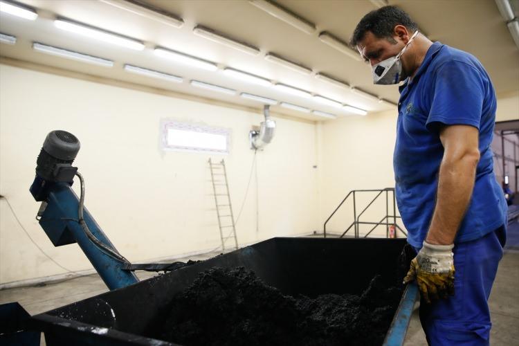 <p>Yürüttüğü çalışmalarından olumlu sonuç alan ve zeytin küspesinden kimyasal madde içermeyen doğal mangal kömürü üreten Kaplan, ürünün patentini alarak İzmir'in Torbalı ilçesinde fabrika kurdu ve üretime başladı. </p>
