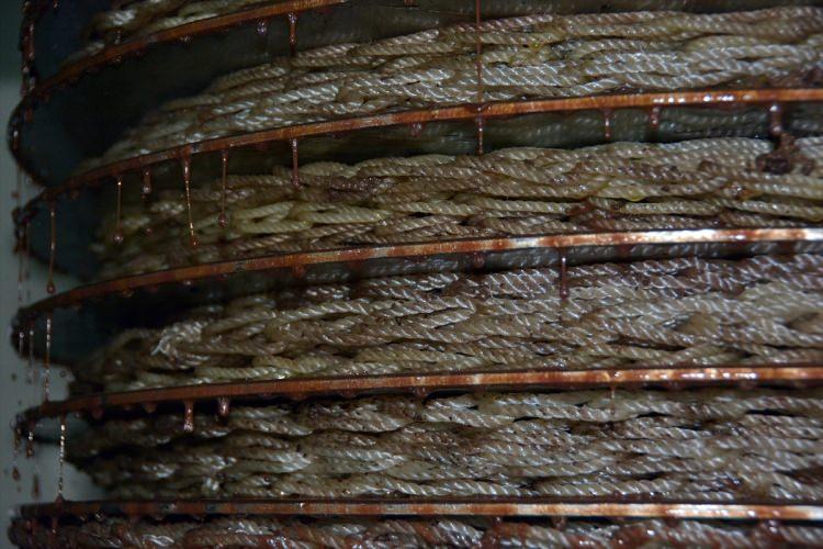 <p>Edremit Körfezi'nde taş değirmenlerde ezilen zeytinlerden elde edilen "zeytin sütü", raflarda yerini aldı. 100 kilogramdan 1,5 litre elde edilen, bu zeytin sütünün litresi 30 liradan alıcı buluyor.</p>