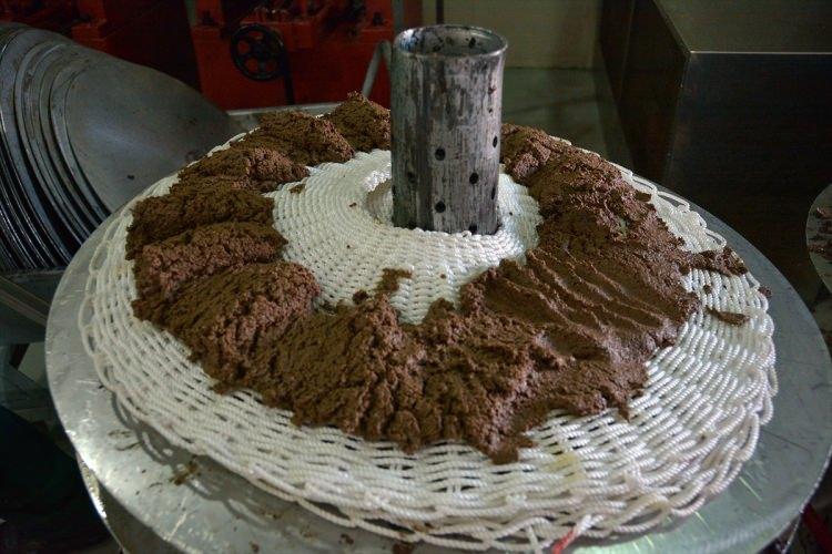 <p>Damla damla süzülen bu kıymetli ürün, ortalama 100 kilogram zeytinden yaklaşık 1,5 litre elde ediliyor.</p>
