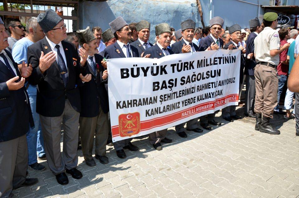 <p>Hakkari'nin Çukurca ilçesinde terör örgütü PKK mensuplarına yönelik sürdürülen operasyonda şehit düşen Astsubay Bahri Uçuş, memleketi Aydın'ın Kuyucak ilçesinde toprağa verildi.</p>
