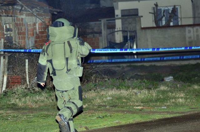 <p>Bursa Emniyet Müdürlüğünden bomba uzmanı tarafından kontrollü şekilde patlatılan sandıkta iki tavşan olduğu görüldü.</p>
<p> </p>