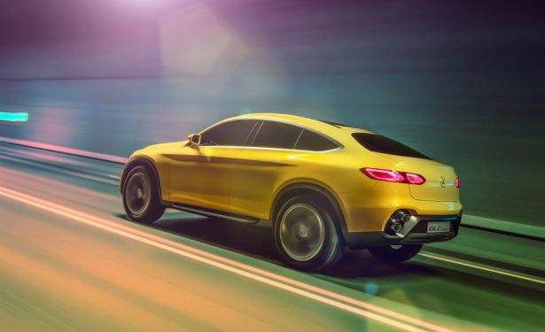 <p>Coupe formundan ötürü 1600 mm'lik bir yüksekliğe sahip GLC Coupe'nin kendine özgü kapı kolları şık görünümü pekiştiriyor. Mercedes-Benz'in konsepti arka tarafta da sportifliği hissettiriyor. </p>