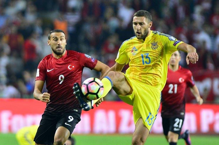 <p>NE YAPTIK, NE YAPTILAR?</p>
<p>1- 4. torbadaki takımlar arasında Karadağ, 3 haftalık performans ve sergilediği futbol ile göz kamaştırıyor. Karadağ, 2 galibiyet, 1 beraberlik alarak 7 puanla E grubunda lider durumda.</p>