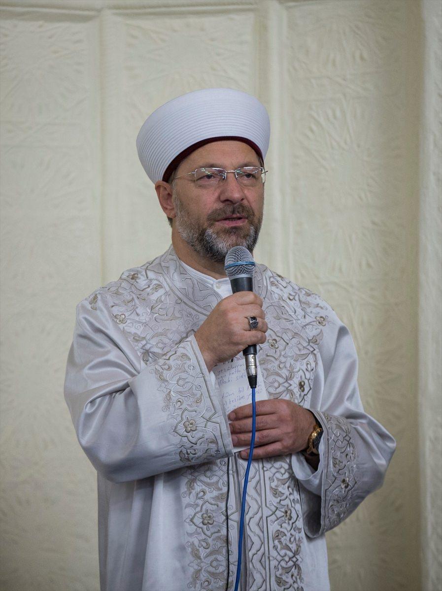 <p><strong> "Çocukların 7 yaşına kadar kişiliği oluşur"</strong></p>
<p>Erbaş, dürüstlük konusunda dikkatli olunması gerektiğini, çocukların, büyüklerin davranışlarını görerek büyüdüğünü ifade etti.</p>