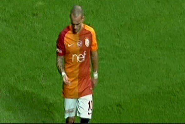 <p>Arena'daki dev derbide Beşiktaş karşısında Galatasaray'ın 1-0'lık üstünlüğü sürerken sol korner direğine yakın bir bölgeden serbest vuruş kullanmaya giden Sneijder yerde tribünlerden atılan bir bozuk para buldu.</p>
