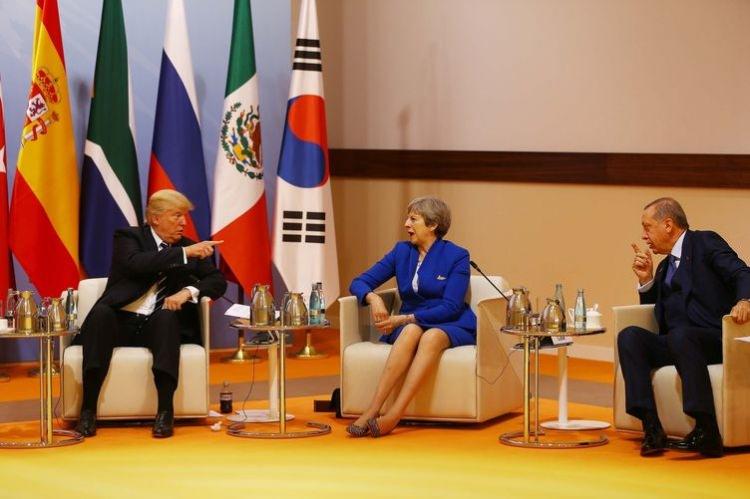 <p>Erdoğan, ABD Başkanı Donald Trump ile zirvede iki ayrı yerde samimi sohbet etti. Erdoğan ayrıca, Trump ve İngiltere Başbakanı Theresa May ile üçlü durum değerlendirmesi yaptı.</p>
<p> </p>