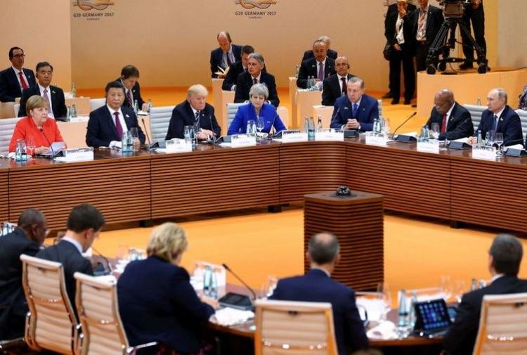 <p>Zirvede ilk toplantı terörle mücadele konusunda yapıldı. Özellikle terör örgütü DEAŞ ile mücadele başta olmak üzere terörle mücadele konuları masaya yatırıldı. Bu oturumda Cumhurbaşkanı Erdoğan, İngiltere Başbakanı Theresa May ve ABD Başkanı Donald Trump yan yana oturdu. Toplantının başlangıcında Erdoğan, Trump ve May ile bir süre sohbet etti. Basına kapalı olarak yaklaşık 2 saat süren toplantıda liderler, tek tek söz alarak terörle mücadele konusundaki mesajlarını verdi.</p>
<p> </p>