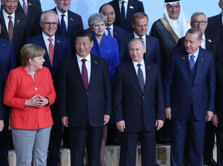<p><strong>ERDOĞAN'DAN UYARILAR</strong></p>
<p>Erdoğan, hem bu oturumda hem de liderlerle yaptığı görüşmelerde terörle mücadele uyarısında bulundu. Terörün iyisi kötüsü olmayacağını belirten Erdoğan, terörle mücadelede herkesin elini taşın altına koyması gerektiğini vurguladı. Erdoğan, terörle mücadelede uluslar arası işbirliğinin önemine de dikkat çekti. Terörün küresel bir sorun olduğunu vurgulayan Erdoğan, Türkiye’nin başta PKK, DEAŞ, PYD, YPG ve FETÖ olmak üzere terör örgütleriyle hiçbir ayrım yapmaksızın mücadele yürüttüğünü söyledi.</p>