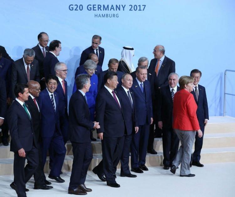 <p>Türkiye’nin DEAŞ ile en etkin mücadele eden ülkelerden olduğunu kaydeden Erdoğan, bugüne kadar 5 bin terör şüphelisini sınır dışı edildiğini, 53 bin kişiye de giriş yasağı konulduğu bilgisini paylaştı. Erdoğan, DEAŞ ile mücadele konusunda özellikle yabancı terörist savaşçıların engellenmesi için ülkeler arası işbirliğinin artması gerektiğini söyledi.</p>
<p> </p>