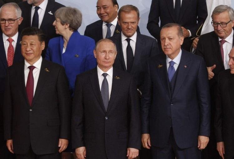 <p>Erdoğan, terör örgütlerine yönelik tavrından ötürü Avrupa ülkelerini de eleştirdi. Özellikle NATO, G-20 gibi platformda müttefik olan ülkelerden terörle mücadele daha fazla işbirliği beklediklerini belirterek, Avrupa ülkelerinde terör örgütü PKK’nın özellikle terörün finansmanı ile ilgili faaliyetler yürüttüğünü vurguladı. Bunu sürekli dile getirmelerine rağmen Avrupa ülkelerinin bu faaliyetleri engellenmediğini de kaydetti. </p>

<p> </p>
