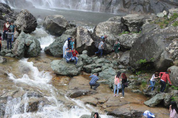 <p>Doğaseverlerin ''T&uuml;rkiye'nin saklı cenneti'' olarak nitelendirdiği Kamilet Vadisi, el değmemiş doğal yaşlı ormanları, bitki &ccedil;eşitliliği, dereleri, yaban hayatı, tarihi k&ouml;pr&uuml;leri ve şelaleleriyle &ouml;nemli bir turizm potansiyeline sahip.</p>
