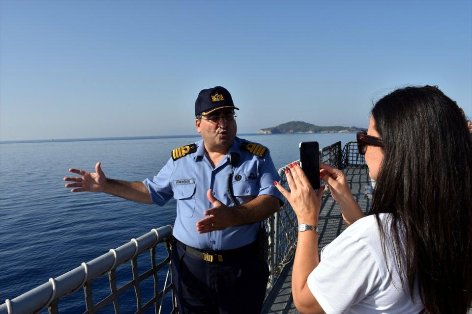 <p>Gökdeniz, geminin hem helikopter indirme kaldırma hem hastalar için röntgen, ultrason ile ameliyat olanaklarını da bünyesinde bulundurduğunu sözlerine ekledi.</p>
<p> </p>