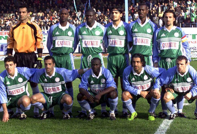 <p>ÇAYKUR RİZESPOR 2000-2001</p>

<p>Soldan sağa</p>

<p><strong>Ayaktakiler:</strong> Murat Yiğiter, Oumar Dieng, Fadel Keita, Recep Asıl, Nicolas Alnoudji, Ümit Ozan Kazmaz.</p>

<p><strong>Oturanlar:</strong> Kürşat Duymuş, Turan Bilge, Emmanuel Tetteh, Devran Ayhan, Serkan Özdemir.</p>
