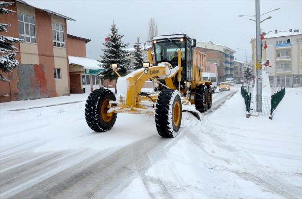<p>Van'da öğle saatlerinde başlayan kar, kent merkezinde vatandaşlara zor anlar yaşatırken, yüksek kesimlerde de ulaşımın güçlükle sağlanmasına neden oldu.</p>