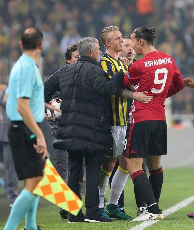<p>Kjaer, Zlatan'a tepki gösterirken, İsveçli oyuncu rakibinin boğazını sıktı. </p>
