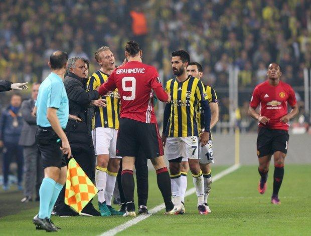 <p>Jose Mourinho ve karşılaşmanın hakemi Zlatan'ı sakinleştirmek istedi; ancak tecrübeli oyuncu hakemi de hedef aldı. </p>
