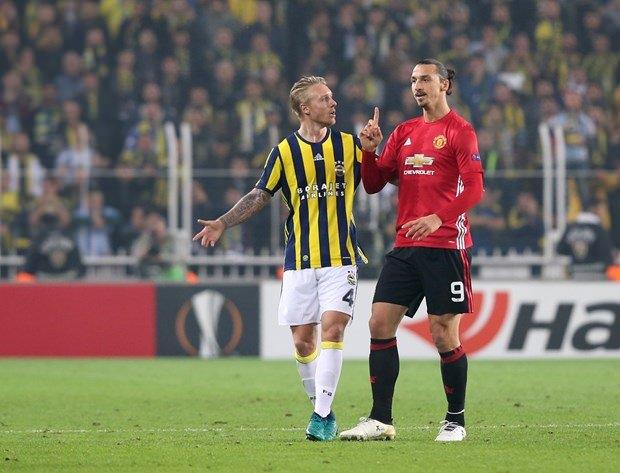 <p>Zlatan Ibrahimovic, kendisini sakinleştirmek isteyen hakemi de eliyle itti. Ancak Manchester United'lı oyuncu kart görmedi.</p>
