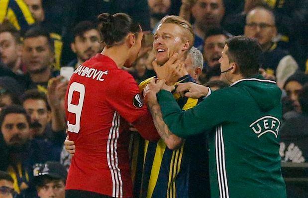 <p>Boşnak asıllı İsveçli oyuncu, Kjaer'le ortasahada girdiği top kapma mücadelesinde topu bırakıp rakibini itti. </p>