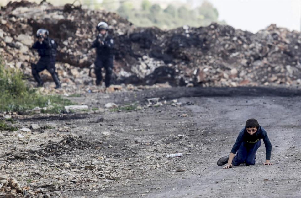 <p>Batı Şeria'nın Nablus kentindeki Kafr Kaddum köyünde toplanan Filistinliler, Yahudi yerleşim birimi inşası ve ayrım duvarını protesto etti. İsrail güvenlik güçlerinin gösteriye müdahalesi sonucu bir Filistinli yaralandı. </p>