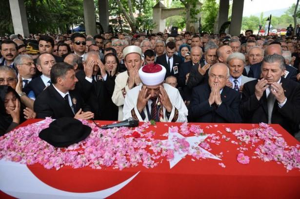 <p>Demirel'in cenazesi Çataptepe'deki anıt mezara getirildi. Demirel'in cenazesi toprağa verildi. Demirel'in defnedileceği alana gül yaprakları döküldü. Mezara dökülmek üzere çeşitli illerden toprak, bazı barajlardan da su getirildi.</p>

<p> </p>
