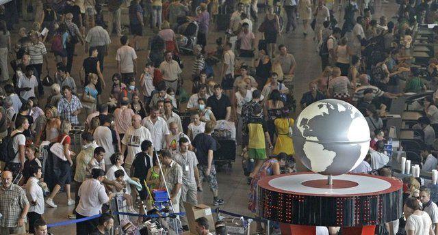<p>24 Ocak 2007: Rusya'nın başkenti Moskova'daki Domodedovo Airport'ta intihar bombacısı kendini patlattı. 37 kişi hayatını kaybetti, 173 kişi yaralandı.</p>
<p> </p>