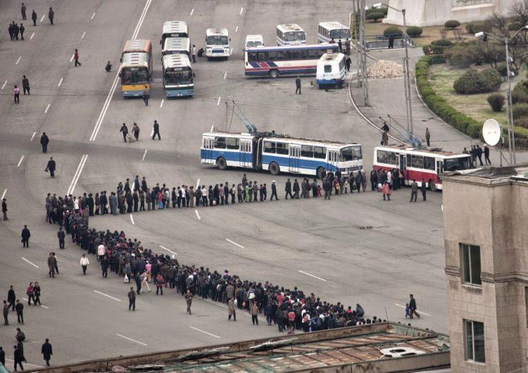 <p>Kuzey Kore'de otobüs kuyruğu.</p>