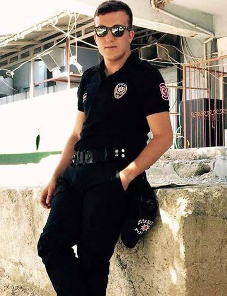 <p>Fatih Vezneciler’de, çevik kuvvet aracına yönelik düzenlenen saldırıda şehit olan 7 polis ve 4 sivilin cenazeleri Yenibosna’daki Adli Tıp Kurumu’nun morguna kaldırıldı.</p>
<p> </p>