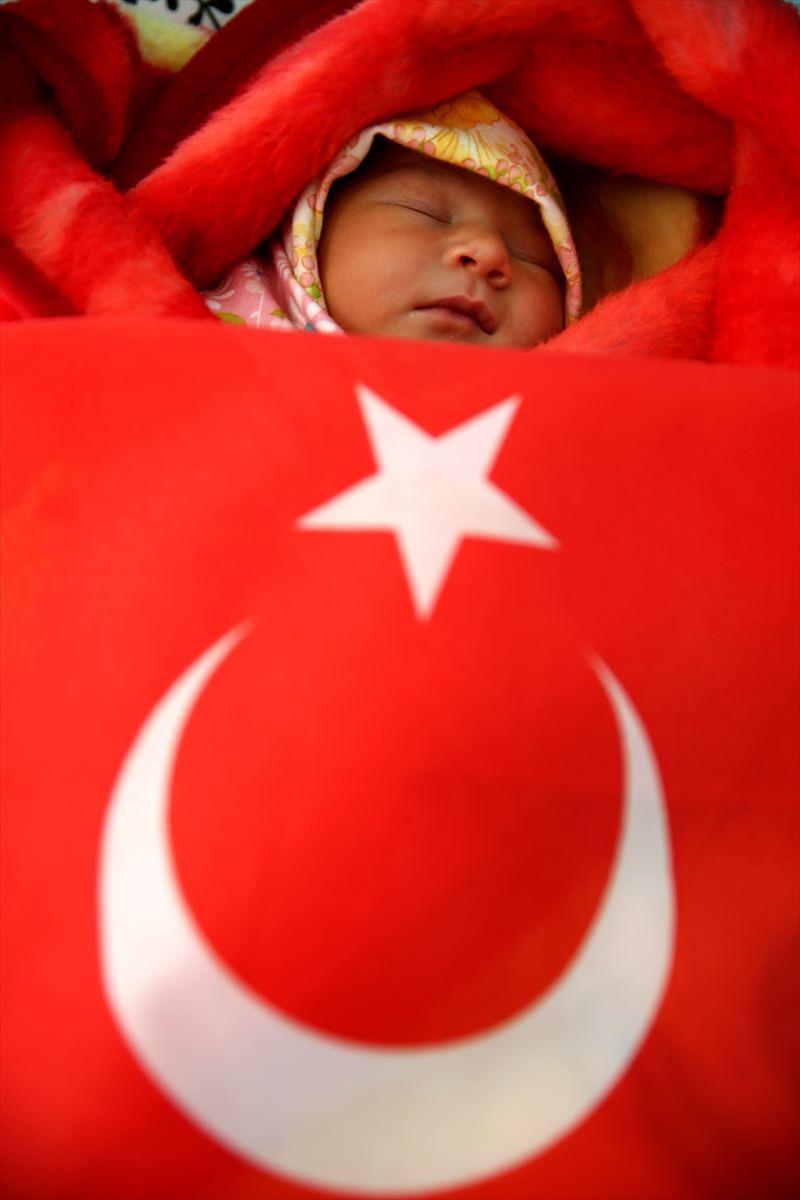 <p>Üçüncü çocuğumuz oldu, inşallah vatanımızda okuyacaklar, hayırlı evlatlar olacaklar ve vatana hizmet ederler. Biz savaşın içindeydik. Türkiye'ye gelip bebeğimizin burada doğacağını hiç tahmin etmiyorduk ama savaşa rağmen vatanımıza geldik ve bebeğimiz burada dünyaya geldi, çok mutluyuz." dedi. </p>
