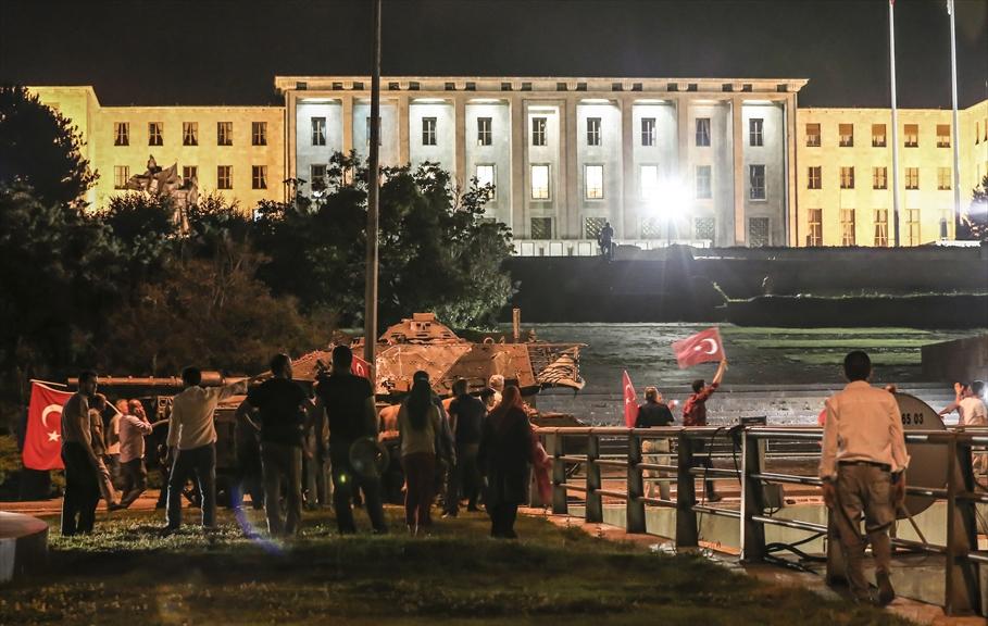 <p>Kurulduğu günden beri hiçbir saldırıya maruz kalmayan Türkiye Büyük Millet Meclisi de o gece darbecilerin hedefi oldu..</p>