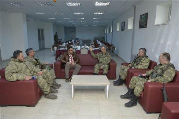 <p>Yarbay Bilir ile mevzileri gezen, Mehmetçik ile sohbet eden Gürdal, kardeşinin şehit düştüğü mevziye geldiklerinde, olay gününü anlatan komutanları dinlerken gözleri doldu. Gürdal, buradaki saldırıda şehit düşen 12 Mehmetçik için Fatiha okudu.</p>