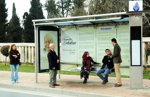 <div>NECMETTİN ERBAKAN</div>

<div> </div>

<p>Topluma mal olmuş kişilerin anısına tasarlanan "Vefa Durakları Projesi" kapsamında hazırlanan özel görseller Proje kapsamında ilk olarak İstiklal Marşı'nın şairi Mehmet Akif Ersoy için özel durak tasarlanmıştı. Barış Manço, Prof. Dr. Necmettin Erbakan, Muhsin Yazıcıoğlu, Kayahan, Turgut Özal ve Zeki Alasya gibi isimler anısına özel duraklar yapıldı.</p>
