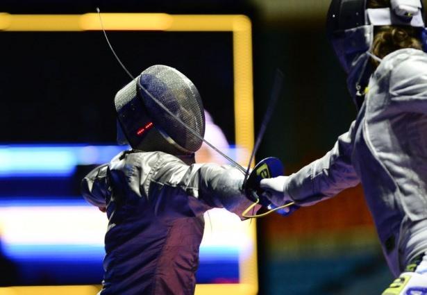 <p>Rusya'nın başkenti Moskova'da devam eden 2015 Dünya Eskrim Şampiyonası ikinci gün müsabakalarında Fransız sporcu Cecilia Berder rakibi İtalyan İrene Vecchi ile kılıç kategorisinde mücadele etti. </p>