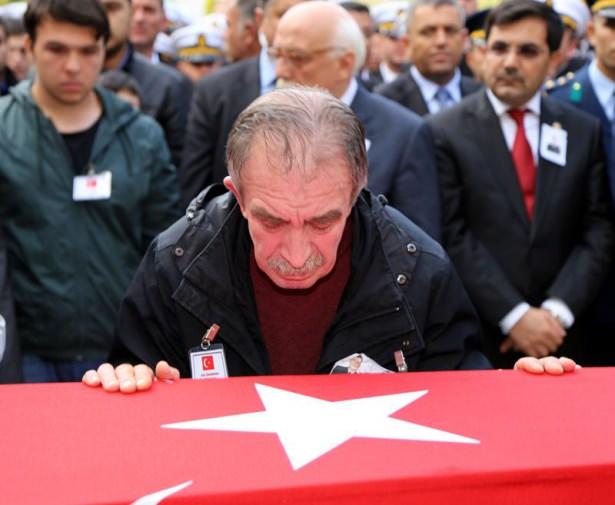 <p>Sivas'ın İmranlı ilçesinde meydana gelen trafik kazasında şehit olan 3 polisimiz son yolculuğuna uğurlandı. Beşir Kurt Malatya'da, Emrah Horoz Elazığ'da, Fatih Çevik ise Mersin'de toprağa verildi. </p>