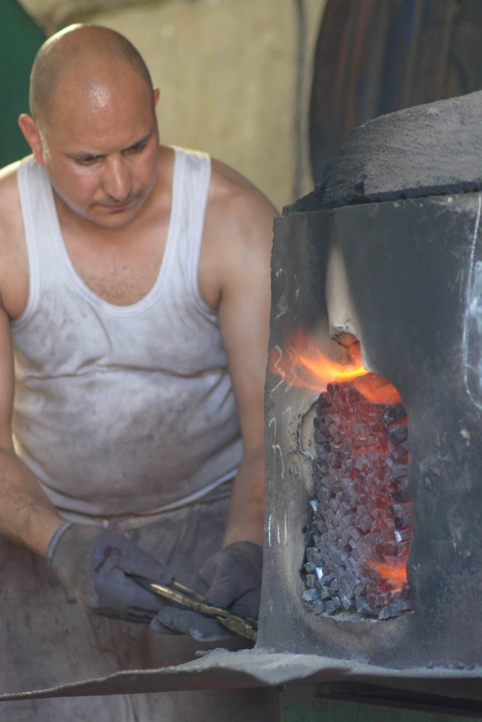 <p>Hava sıcaklarının yüksek seyrettiği bugünlerde demir işçileri 1200 derecede ekmek parası kazanıyor</p>
