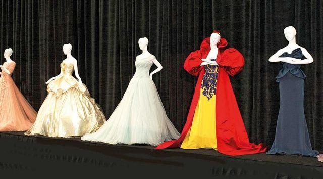<p>24 Şubat'ta açılacak olan sergide Prenses Diana'nın ilk kıyafet tercihlerinden ölümüne kadar giydiği ikonik kıyafetleri sergilenecek. Küratörler Diana'yı "Kraliyet giyinme kurallarını hızlıca öğrenen güçlü ve genç kadın" olarak tanıtacak.</p>
