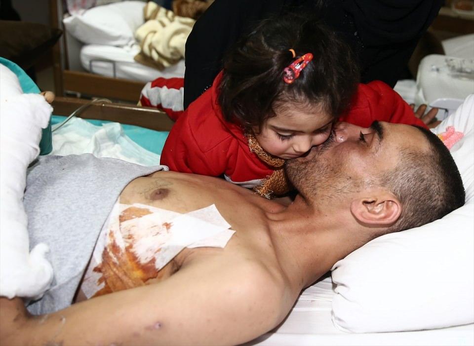<p>Eşi ve bir çocuğu ile Türkiye'ye gelen Raşid, yaklaşık 20 gündür Suriye'de kalan iki çocuğunu göremediğini, onlara ne olduğunu bilmediğinden dolayı endişe içinde olduğunu söyledi.</p>
<p> </p>
